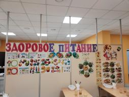 Здоровое питание в школе — это организация рациона, который обеспечивает организм школьника энергией, витаминами и микроэлементами, необходимыми для гармоничного роста и развития. Такое питание способствует профилактике заболеваний, повышению работоспособности и успеваемости, физическому и умственному развитию детей