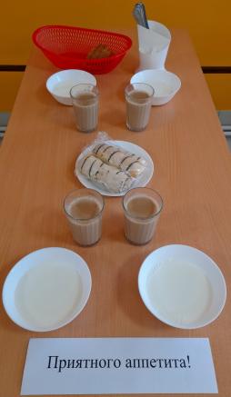 Завтрак:
Суп молочный с макаронными изделиями,
Батон «Подмосковный»,
Чай со сгущённым молоком,
Изделие песочное.
